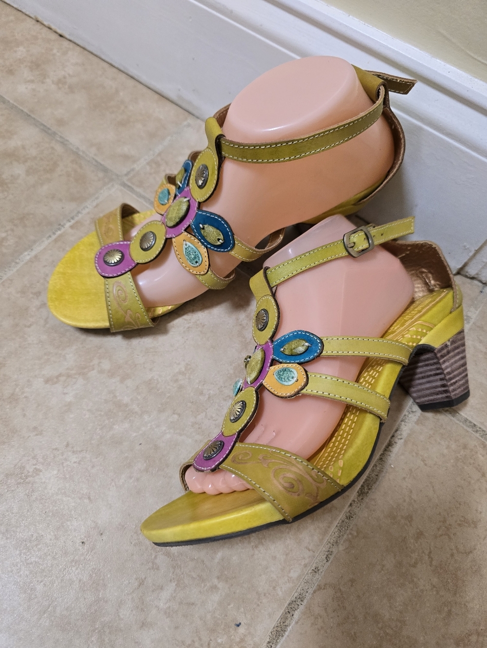 L'Artiste by Spring Step Yeleather heeled sandals colorful Ankle Strap Size 10